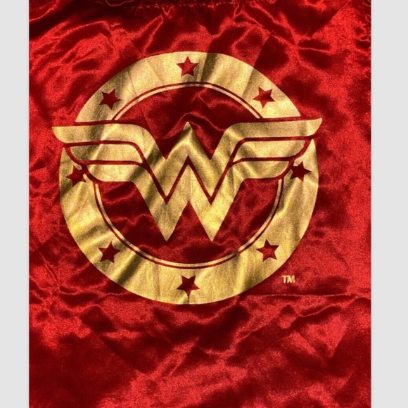 Wonder Woman Girl’s Red & Gold Emblem T-shirt with cape Sz 6/6X m - Picture 5 of 6